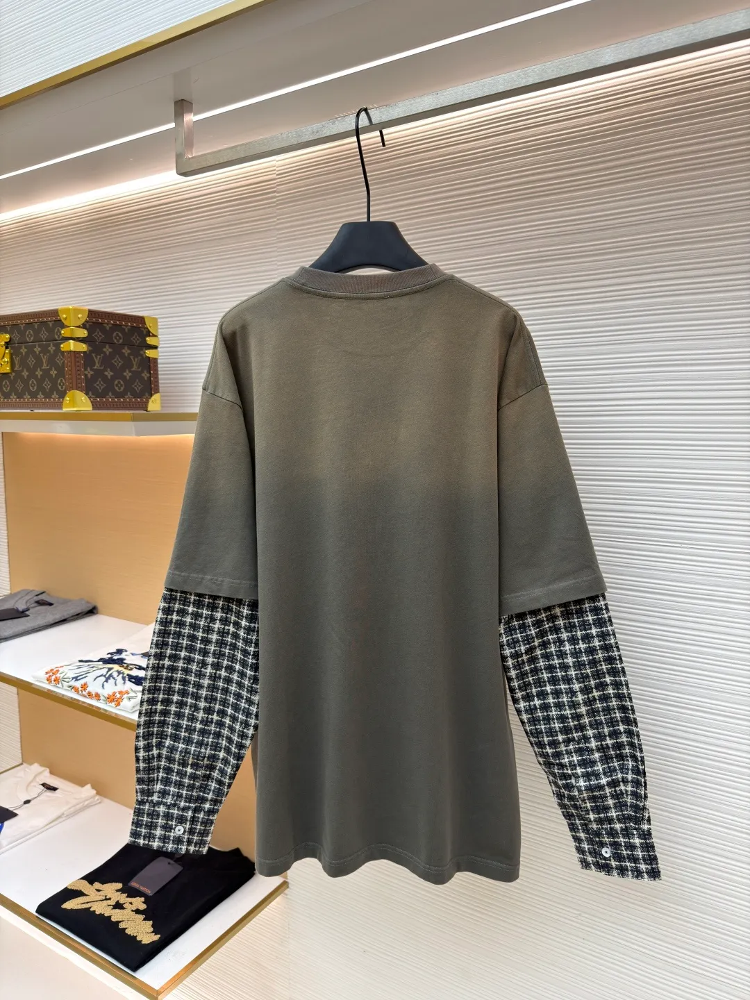 Acne Studios old logo fake two-piece long sleeves ●Original version: purchased and developed for 5500 ●Item number: 1681409-A65 ●Fabric: plain cotton fabric ●Technology: glue printing production ●Color: gray ●Version: fitted version ●Weight: about 425 grams ●Size: S-M-L-XL ●Description: Customized elegant cotton double-ply soft plain weave fabric and plaid moire memory plain weave cotton, soft, delicate and comfortable to the skin A hint of calmness and restraint in gray-toned green exudes a quiet and deep beauty. The ACNE GYM logo on the body is outlined with powerful white lines. For Everyone is simple but contains profound meaning. The old-fashioned effect that is inadvertently smudged meets the carrier of retro sentiment. It makes a stunning appearance in a fake two-piece version. It cleverly simulates the layering effect and is full of fashionable tension. Make every outfit a fashionable feast, using imported machine appliqué technology. Use advanced computer control systems and precision mechanical components to implement ACNE GYM appliqué operations. Present an embroidery effect with both clarity and three-dimensionality, using glue printing. The printing has been modified three times with film screens. Use glue liquid paint to print the pattern on the fabric. Bake the fabric to fix the printing pattern, and use the gradient old-fashioned spray process. Spray dyes of different colors on the surface of the fabric. Realize that clothes can show rich color changes under different lights and increase visual layering. The overall wiring is straight and delicate, the fabric is comfortable and soft, and the color is consistent without color difference. It can be matched with the same style to create a fashionable look and control various occasions. Customized accessories, complete with three standards, same style for men and women!